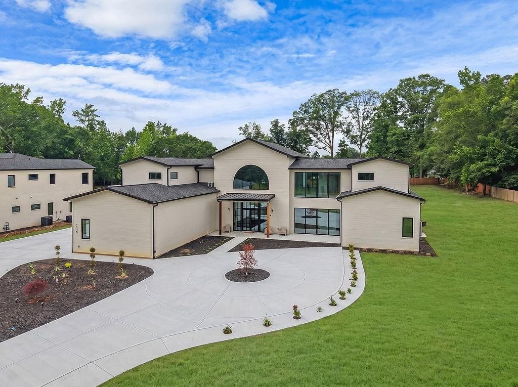 4 bedroom, 4 bathroom, 4,782 sq ft single family residence for sale at 1530 W Sandtown Road, Marietta, GA 30064