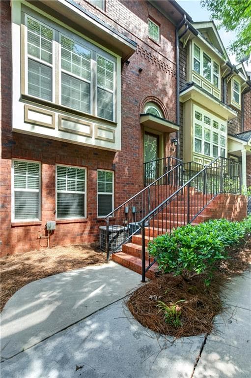 3 bedroom, 4 bathroom, 1,904 sq ft townhouse sold at 19 High Top Road, Atlanta, GA 30328