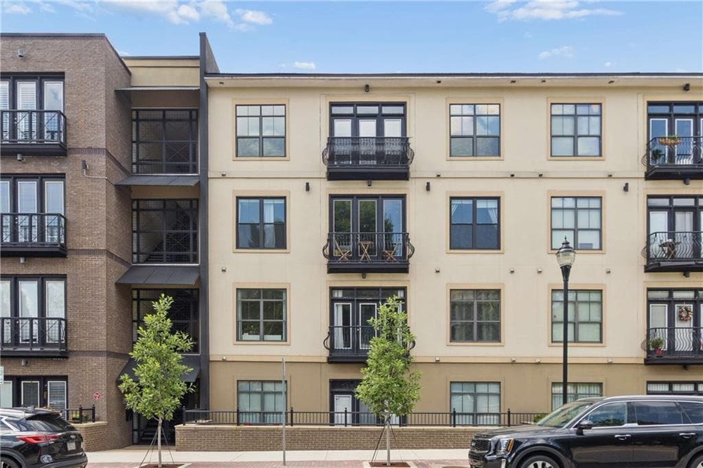 2 bedroom, 2 bathroom, 1,223 sq ft condominium for sale at 5300 Peachtree Road 2605, Atlanta, GA 30341