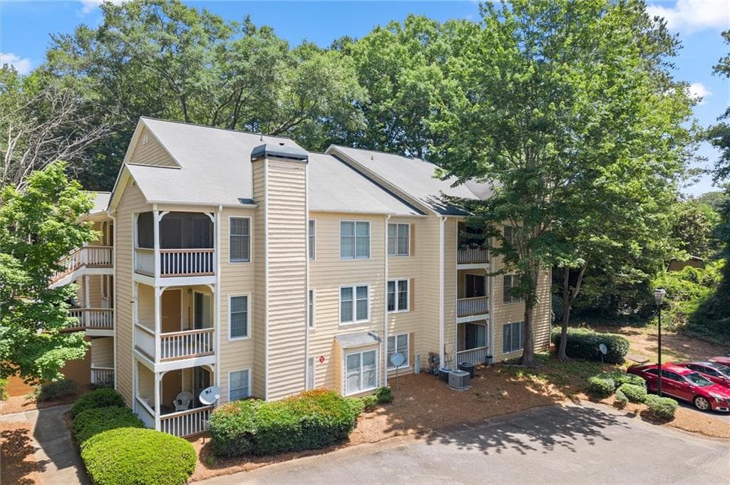 1 bedroom, 1 bathroom, 979 sq ft condominium for sale at 2517 Vineyard Way, Smyrna, GA 30082
