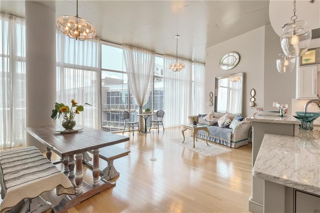 2 bedroom, 2 bathroom, 1,260 sq ft condominium for sale at 950 W Peachtree Street 2003, Atlanta, GA 30309