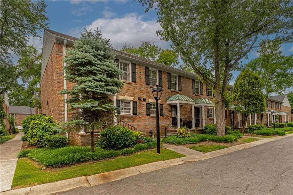 2 bedroom, 2 bathroom, 1,088 sq ft condominium sold at 6700 Roswell Road 17A, Atlanta, GA 30328