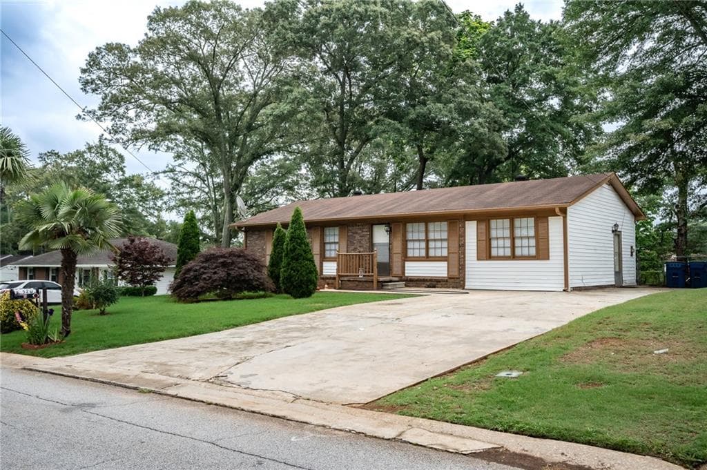 3 bedroom, 2 bathroom, 1,352 sq ft single family residence for sale at 520 Pinecrest Drive, Riverdale, GA 30274