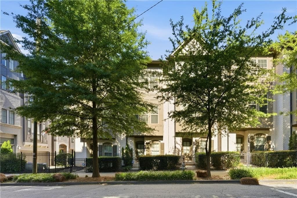2 bedroom, 3 bathroom, 1,300 sq ft townhouse for sale at 633 Broadview Place, Atlanta, GA 30324