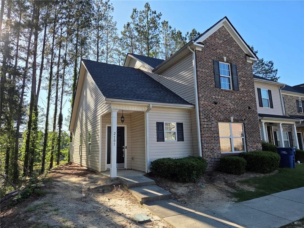 3 bedroom, 3 bathroom, 1,550 sq ft townhouse for sale at 2555 Flat Shoals Road 2701, Atlanta, GA 30349