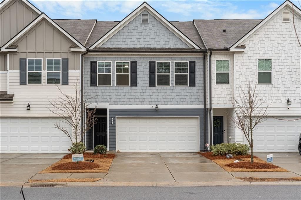 3 bedroom, 3 bathroom, 1,735 sq ft townhouse for sale at 32 Huntley Trace, Hoschton, GA 30548