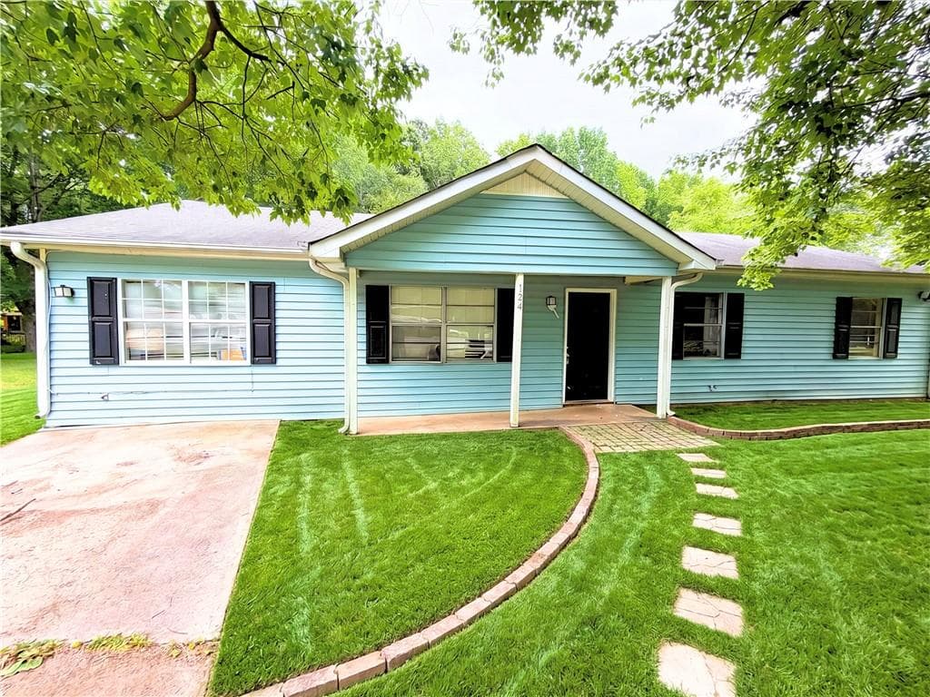 4 bedroom, 2 bathroom, 1,320 sq ft single family residence under contract at 124 Libby Lane, Jonesboro, GA 30238