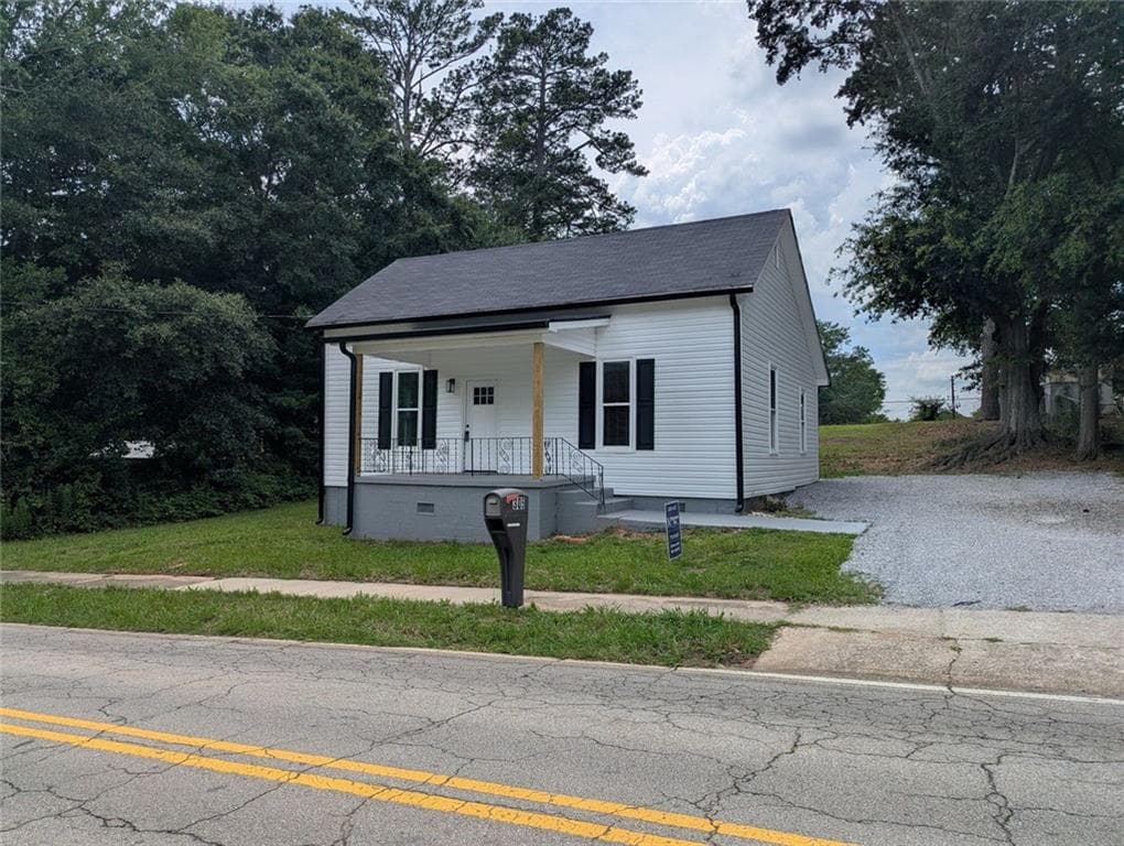 2 bedroom, 1 bathroom, 928 sq ft single family residence sold at 305 Burson Avenue, Carrollton, GA 30117