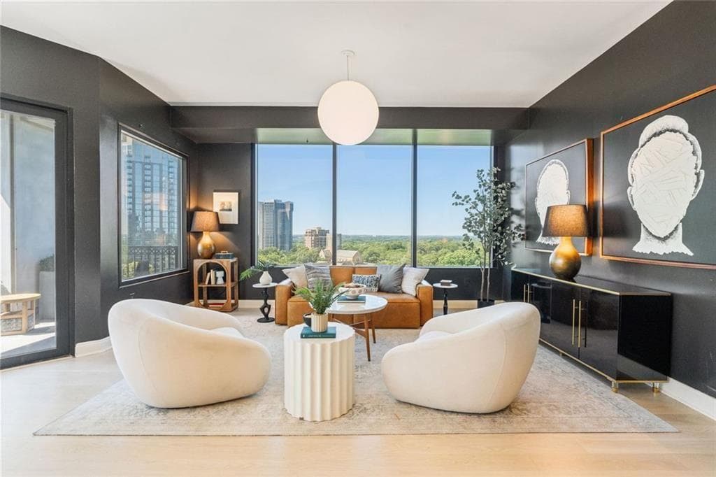 2 bedroom, 2 bathroom, 1,371 sq ft condominium sold at 2828 Peachtree Road 1401, Atlanta, GA 30305