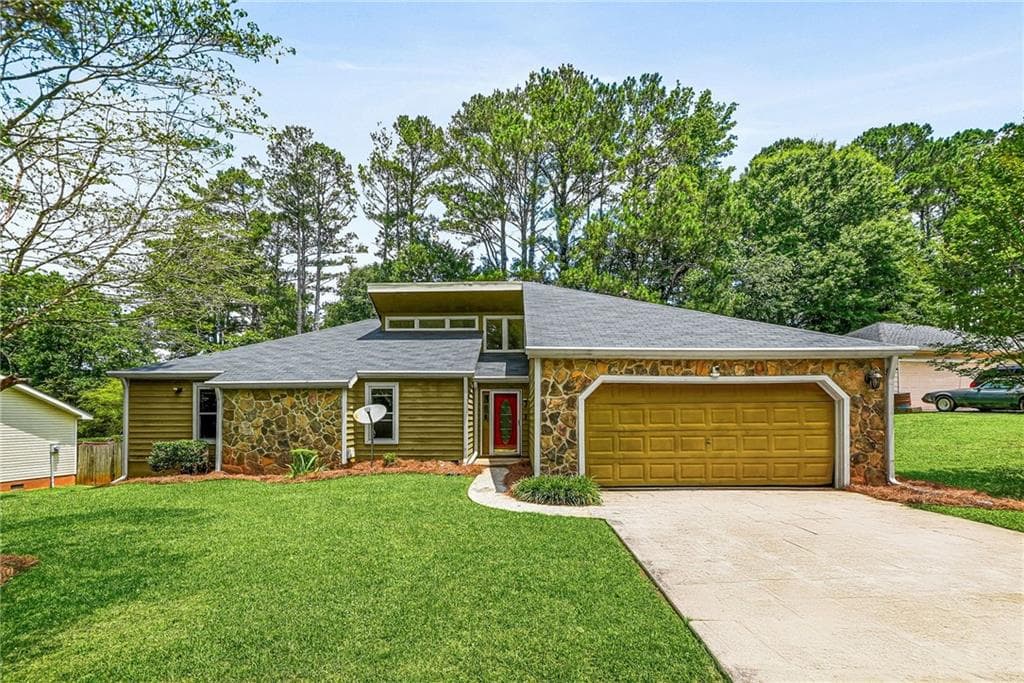 3 bedroom, 2 bathroom, 1,674 sq ft single family residence sold at 8808 Elon Trail, Jonesboro, GA 30238