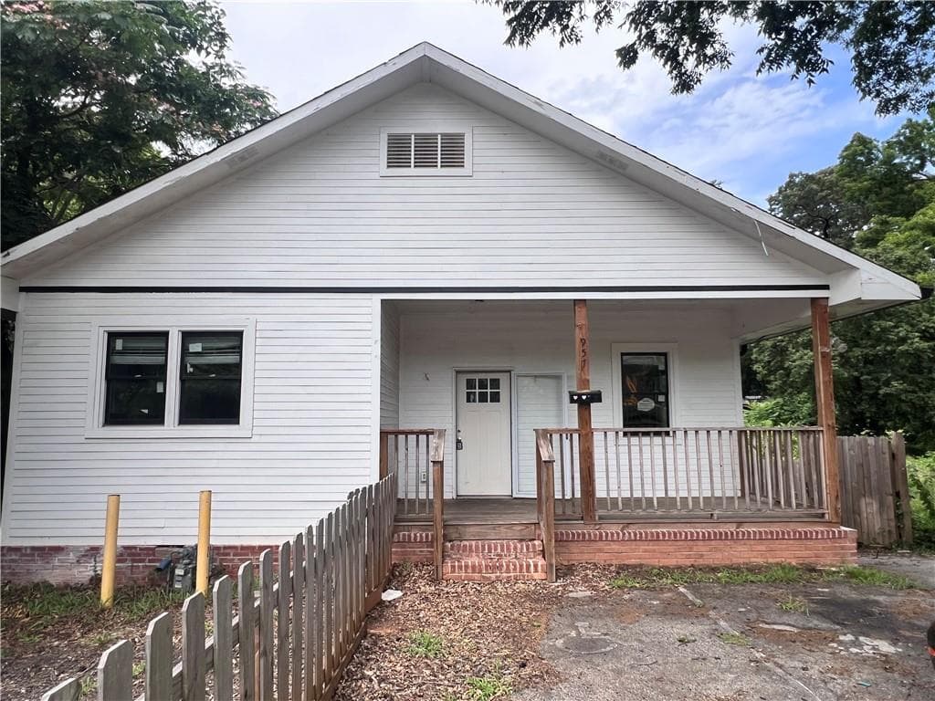 4 bedroom, 3 bathroom, 1,800 sq ft single family residence under contract at 957 Metropolitan Parkway, Atlanta, GA 30310