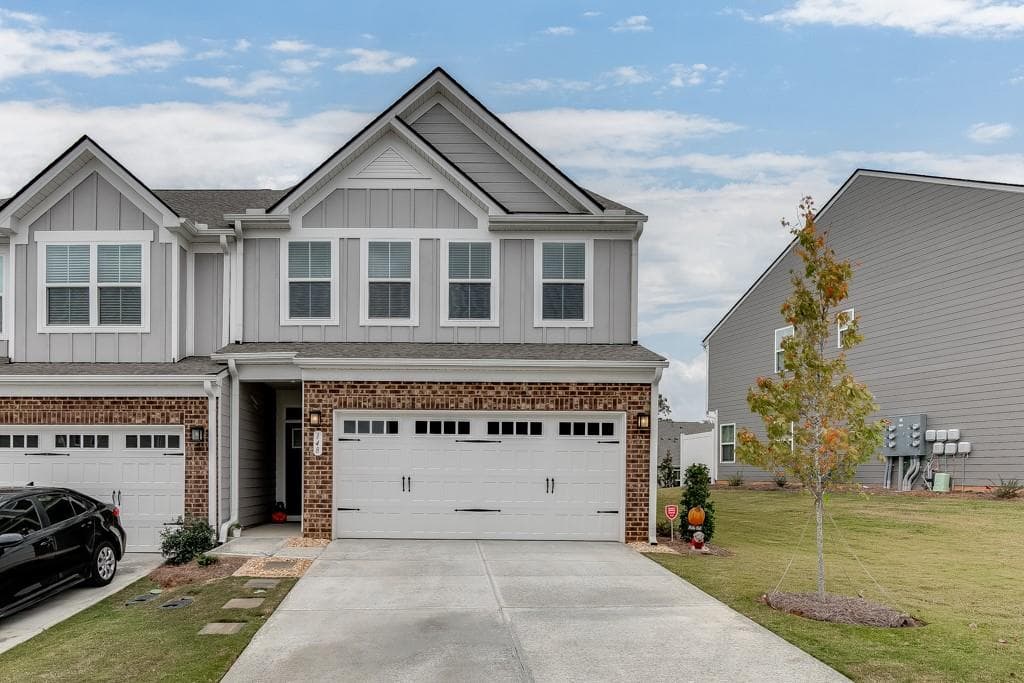 3 bedroom, 3 bathroom, 1,924 sq ft townhouse for sale at 148 Salt Lake Lane, Hoschton, GA 30548