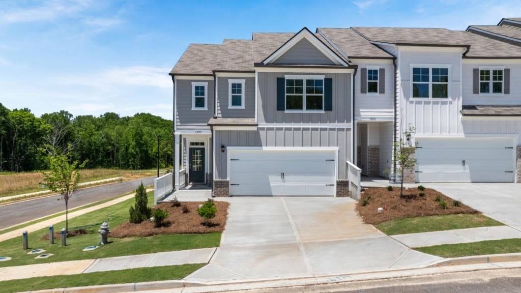 3 bedroom, 3 bathroom, 2,105 sq ft townhouse sold at 1797 Meadow Green Circle, Gainesville, GA 30501