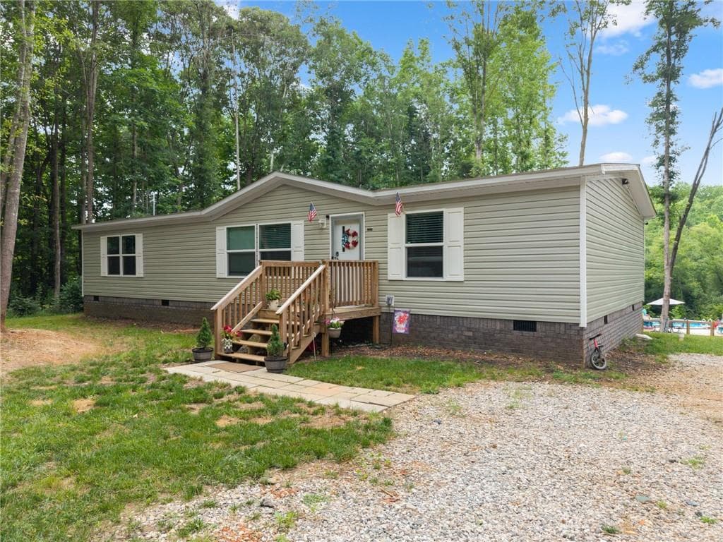 3 bedroom, 2 bathroom, 1,624 sq ft single family residence sold at 260 Falcon Lane, Carnesville, GA 30521