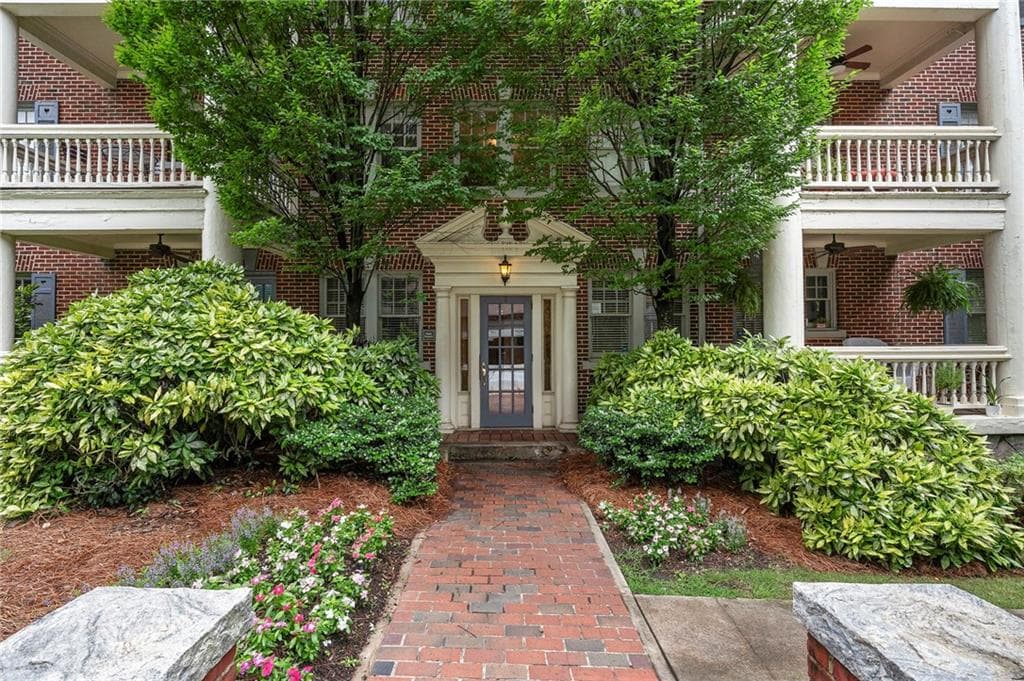 1 bedroom, 1 bathroom, 1,006 sq ft condominium sold at 2 Collier Road 9, Atlanta, GA 30309