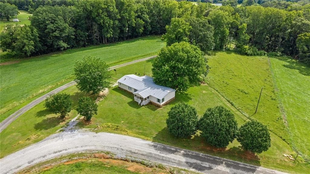3 bedroom, 2 bathroom, 1,960 sq ft single family residence sold at 40 Clackum Drive, Waco, GA 30182