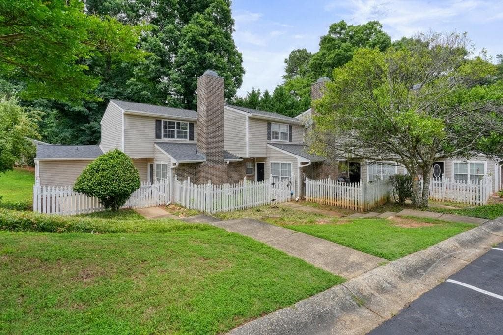 3 bedroom, 2 bathroom, 1,354 sq ft condominium for sale at 551 Summit Lane, Marietta, GA 30008