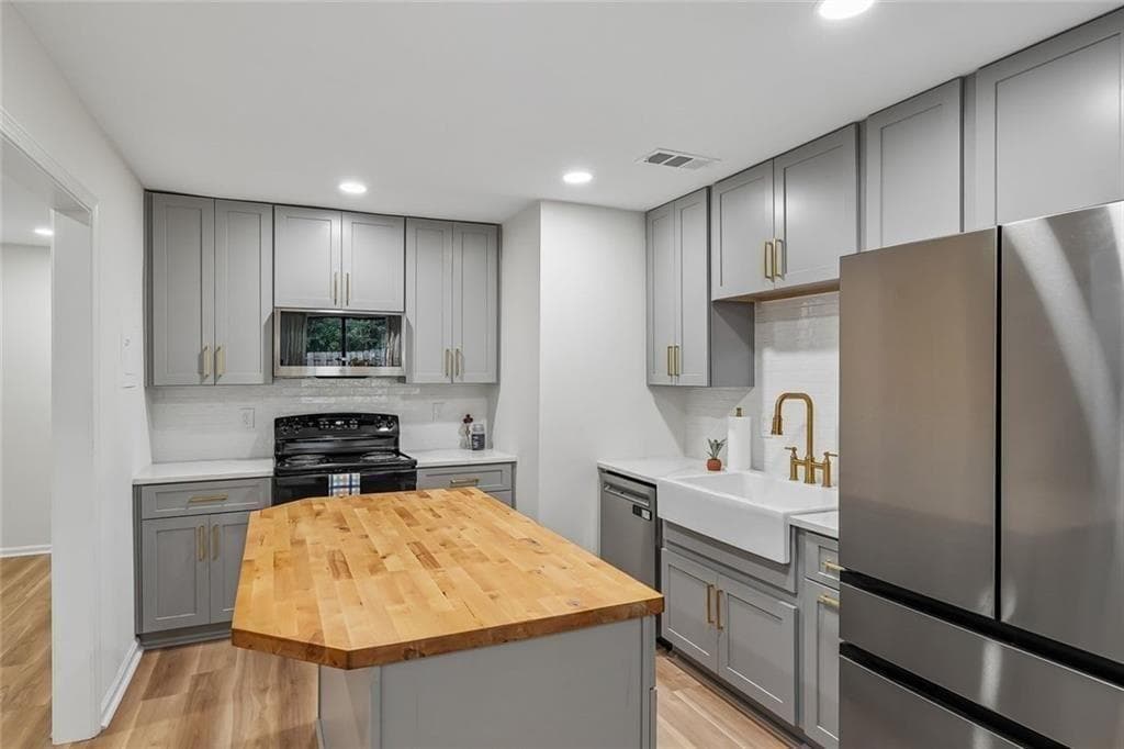 3 bedroom, 3 bathroom, 1,369 sq ft townhouse sold at 897 Patterns Drive, Mableton, GA 30126