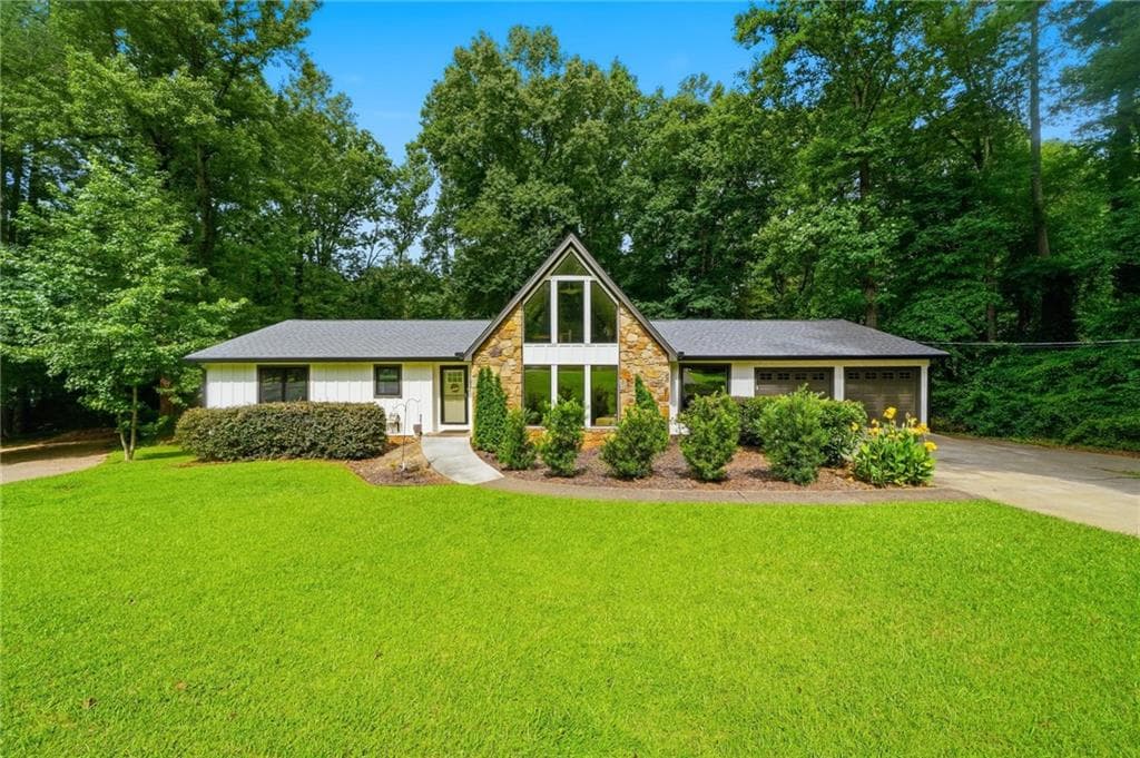 3 bedroom, 3 bathroom, 2,669 sq ft single family residence sold at 3043 S Meadow Court, Marietta, GA 30062