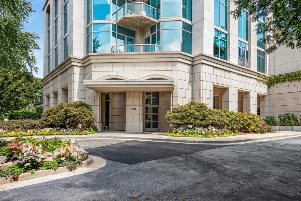 2 bedroom, 3 bathroom, 2,010 sq ft condominium sold at 2795 Peachtree Road 1406, Atlanta, GA 30305