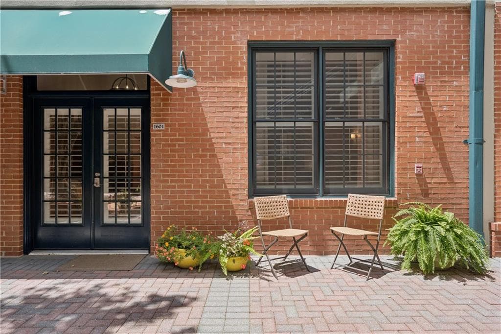 1 bedroom, 1 bathroom, 1,084 sq ft condominium for sale at 1601 Liberty Lane, Roswell, GA 30075