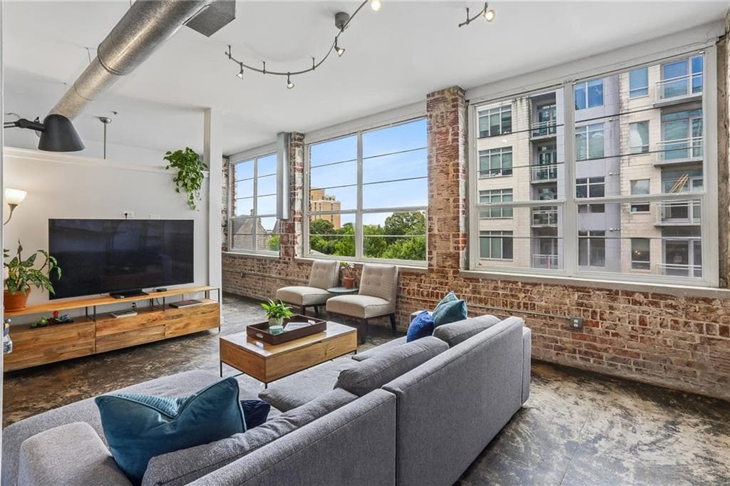 2 bedroom, 1 bathroom, 1,085 sq ft condominium for sale at 800 Peachtree Street 8613, Atlanta, GA 30308