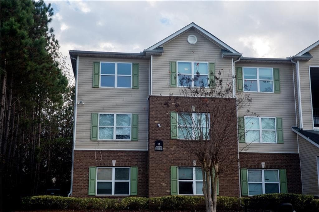 3 bedroom, 2 bathroom, 1,292 sq ft condominium for sale at 12301 Fairington Ridge Circle, Lithonia, GA 30038