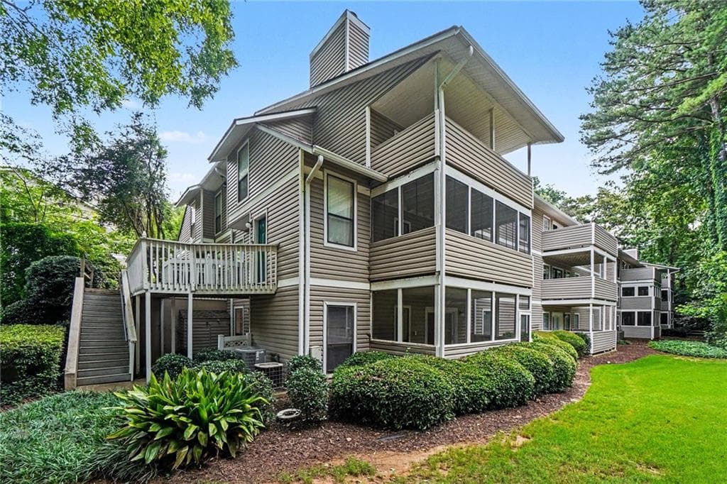2 bedroom, 1 bathroom, 1,126 sq ft condominium under contract at 616 Wynnes Ridge Circle, Marietta, GA 30067