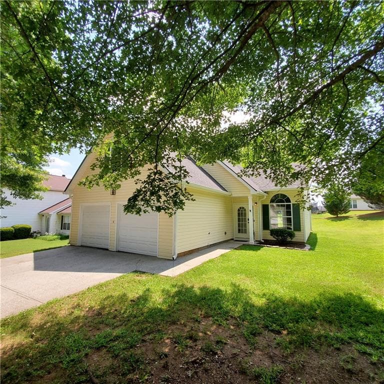 5 bedroom, 3 bathroom, 2,300 sq ft single family residence under contract at 833 Kendall Park Drive, Winder, GA 30680