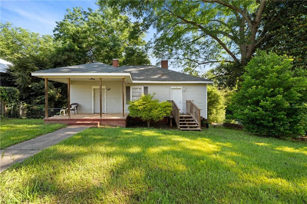 2 bedroom, 2 bathroom, 1,058 sq ft single family residence for sale at 149 Peachtree Street, Griffin, GA 30223
