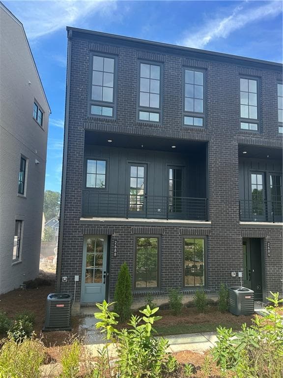3 bedroom, 3 bathroom townhouse sold at 2688 Mackintosh Court 32, Brookhaven, GA 30319