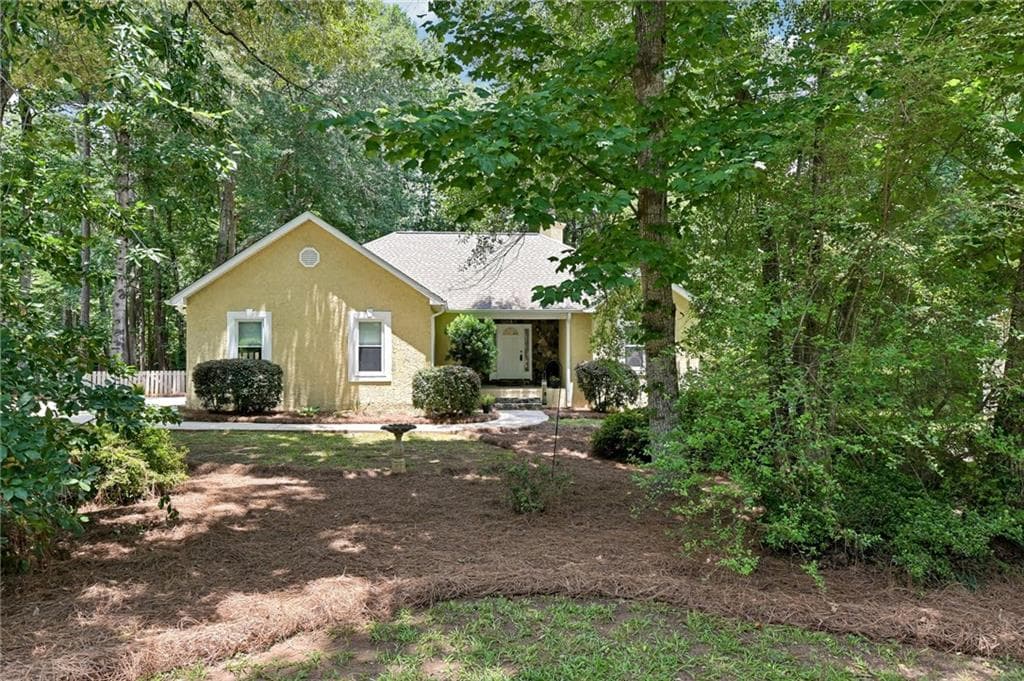 3 bedroom, 3 bathroom, 2,788 sq ft single family residence sold at 33 Bridgewater Drive, Newnan, GA 30265
