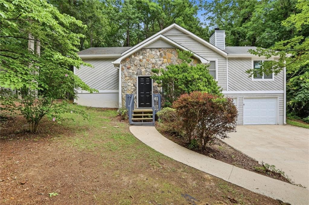 3 bedroom, 3 bathroom, 1,336 sq ft single family residence under contract at 7778 Mountain Creek Way, Douglasville, GA 30134