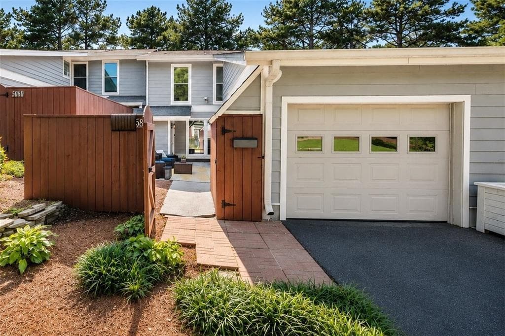 3 bedroom, 3 bathroom, 1,800 sq ft condominium sold at 5058 Meadow Lane, Marietta, GA 30068