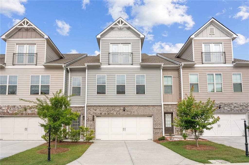 3 bedroom, 3 bathroom, 2,619 sq ft condominium under contract at 2020 Manor Pointe Drive 19, Cumming, GA 30041