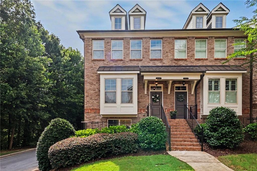 4 bedroom, 4 bathroom, 1,938 sq ft townhouse sold at 7910 Willoughby Court, Alpharetta, GA 30005