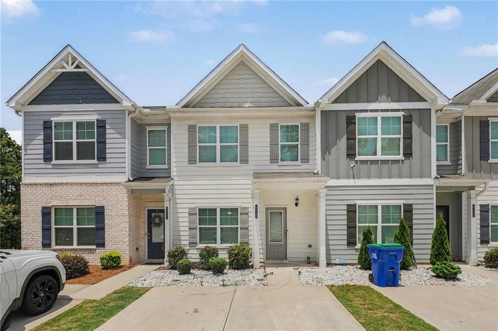 3 bedroom, 3 bathroom, 1,816 sq ft townhouse for sale at 4349 Mallory Court, Union City, GA 30291