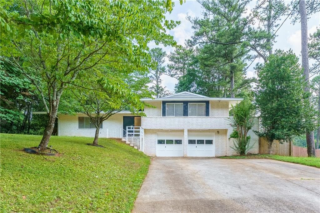 3 bedroom, 2 bathroom, 2,276 sq ft single family residence sold at 3499 Creekview Circle, Stone Mountain, GA 30083