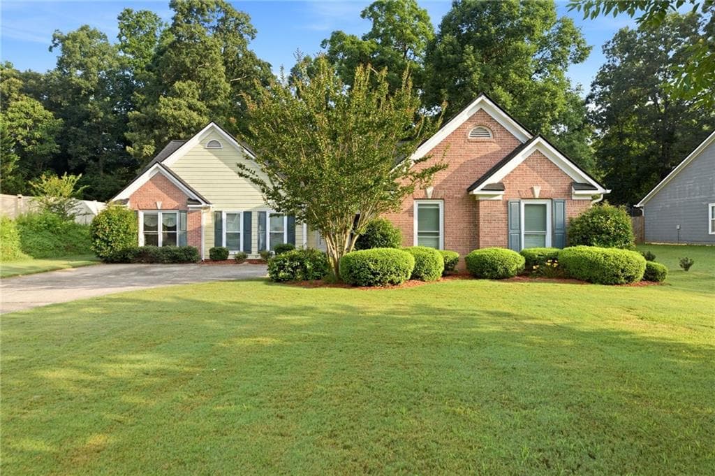3 bedroom, 2 bathroom, 2,465 sq ft single family residence sold at 5603 Newberry Point Drive, Flowery Branch, GA 30542