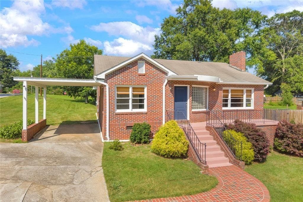 2 bedroom, 1 bathroom, 1,250 sq ft single family residence for sale at 142 Ola Street, Toccoa, GA 30577