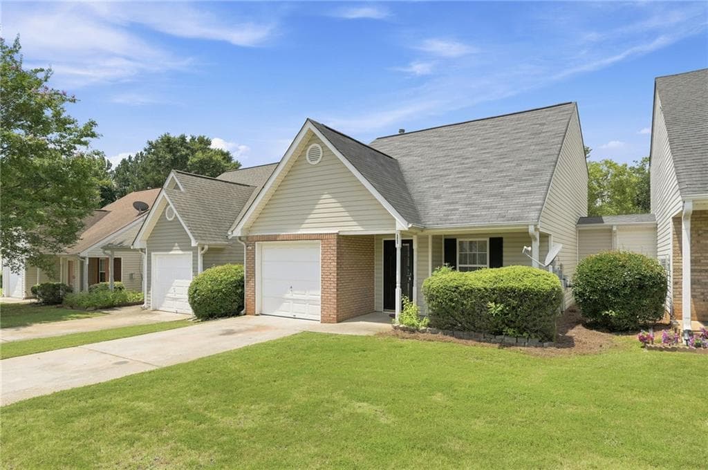 3 bedroom, 3 bathroom, 1,222 sq ft single family residence for sale at 3055 Lakeside Circle, Covington, GA 30016