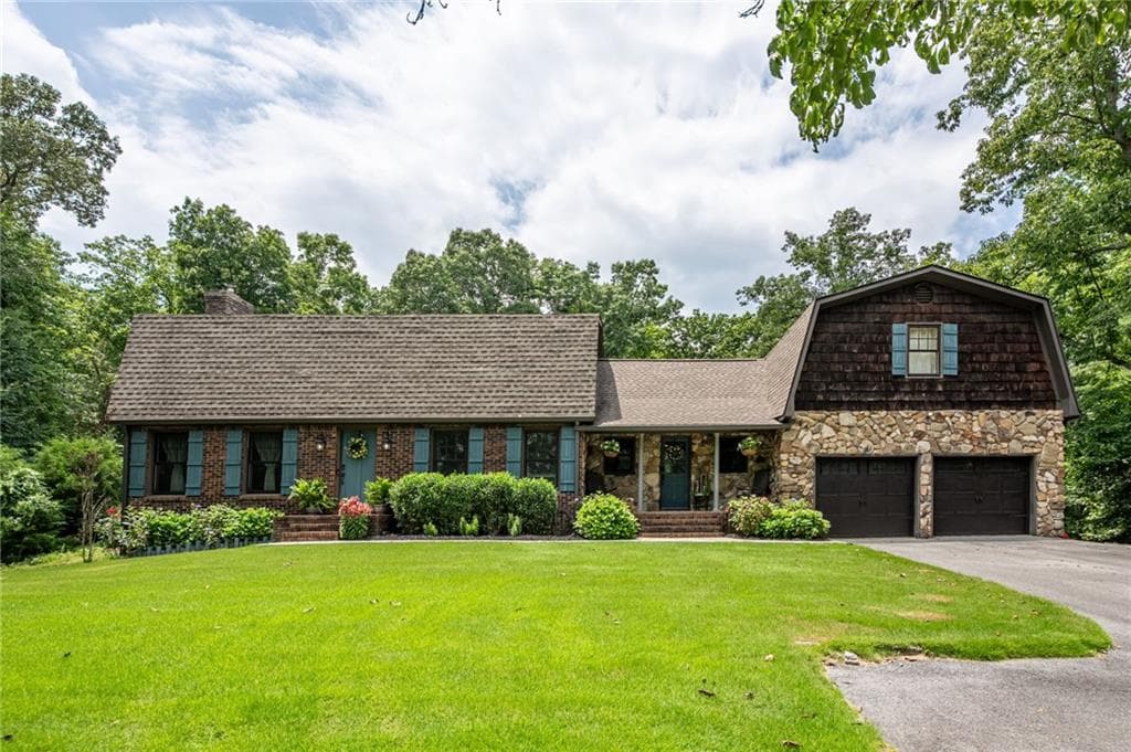 5 bedroom, 5 bathroom, 4,068 sq ft single family residence for sale at 400 Race Horse Drive, Summerville, GA 30747
