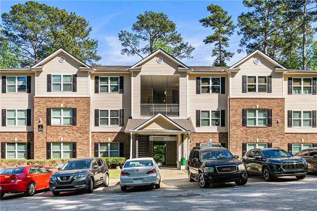 3 bedroom, 2 bathroom, 1,292 sq ft condominium for sale at 1202 Fairington Village Drive, Lithonia, GA 30038