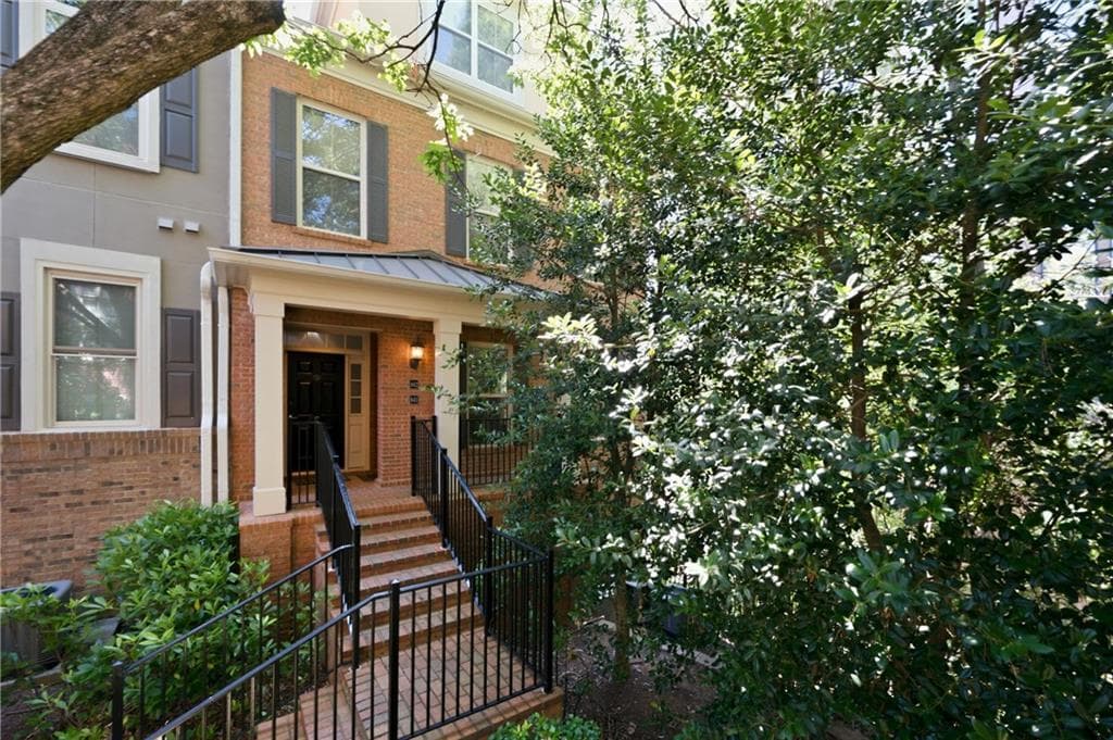 2 bedroom, 2 bathroom, 1,526 sq ft condominium sold at 841 Perimeter Walk, Atlanta, GA 30338