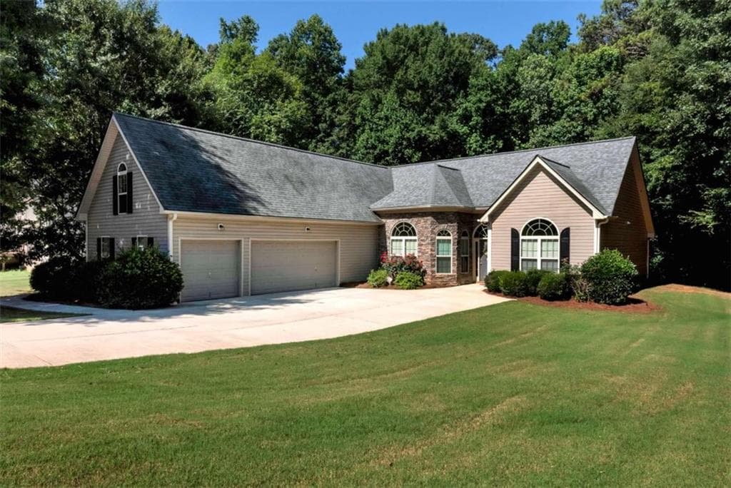 3 bedroom, 2 bathroom, 2,372 sq ft single family residence under contract at 222 Jefferson Walk Circle, Jefferson, GA 30549