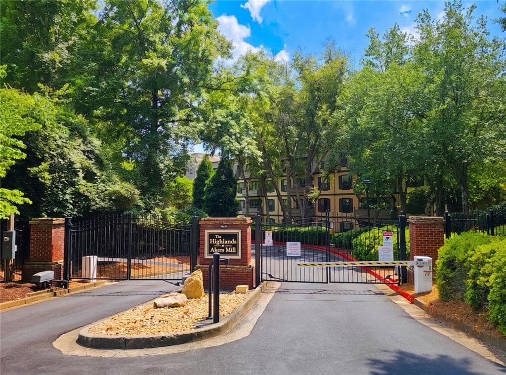 1 bedroom, 1 bathroom, 816 sq ft condominium for sale at 1106 Highland Bluff Drive 106, Atlanta, GA 30339