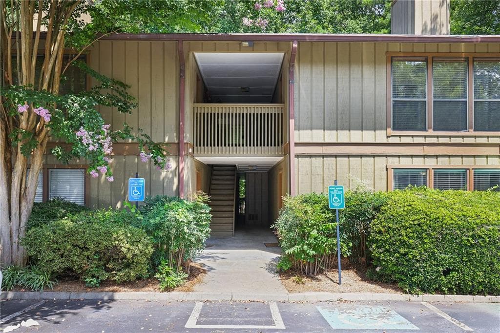 1 bedroom, 1 bathroom, 1,002 sq ft condominium for sale at 1014 Dunbar Drive, Atlanta, GA 30338