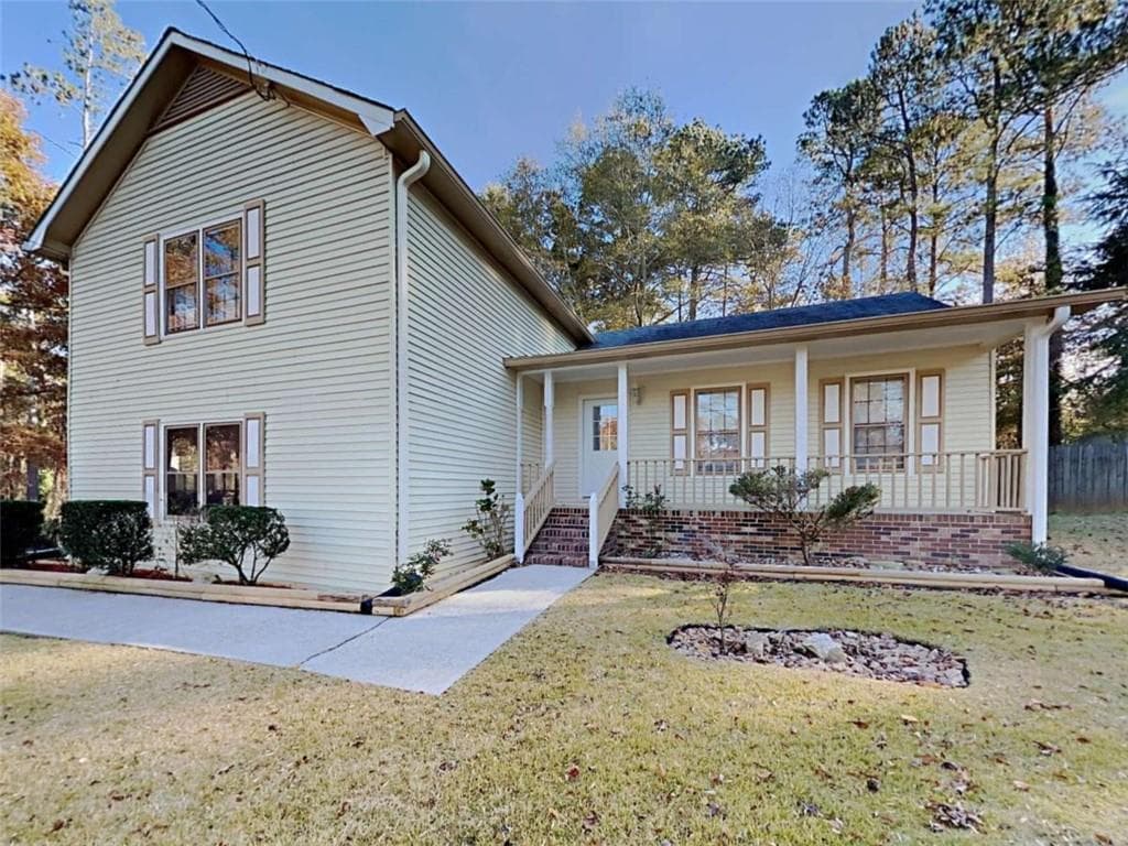 3 bedroom, 3 bathroom, 1,996 sq ft single family residence under contract at 2537 Kings Pistol Court, Grayson, GA 30017