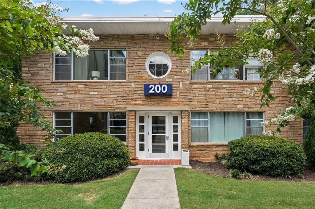 2 bedroom, 1 bathroom, 815 sq ft condominium under contract at 2240 Cheshire Bridge Road 207, Atlanta, GA 30324