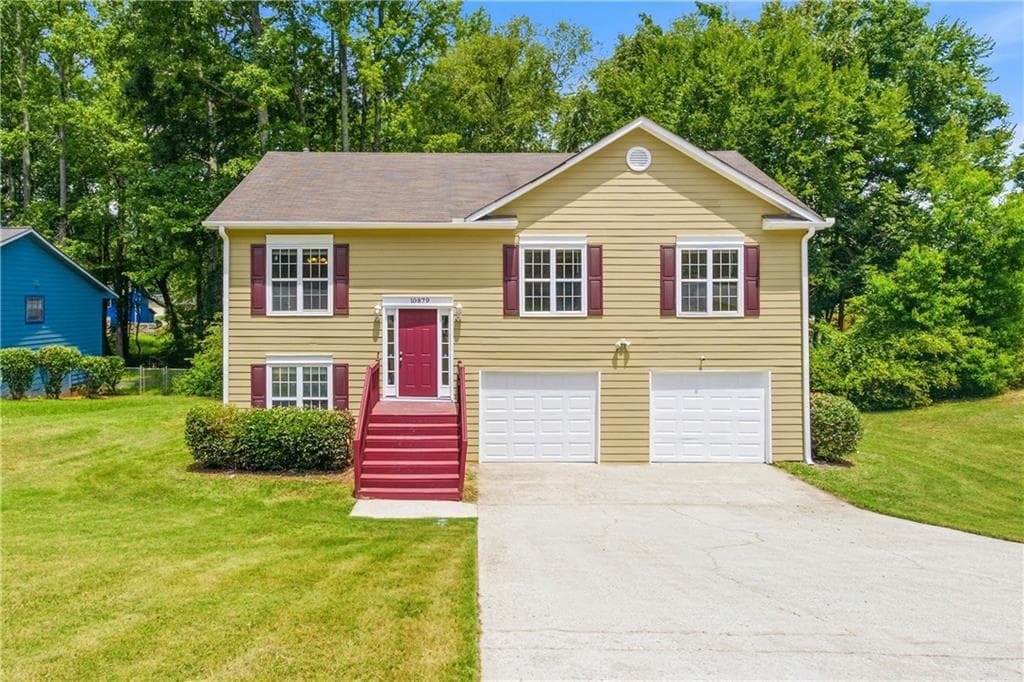 4 bedroom, 3 bathroom, 1,727 sq ft single family residence under contract at 10879 Morning Dove Drive, Hampton, GA 30228